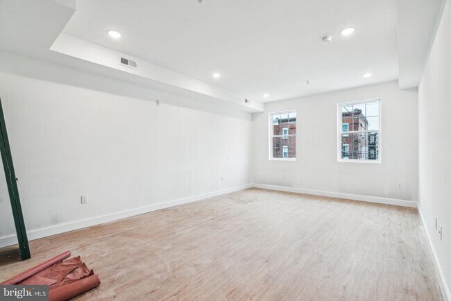 Foto del edificio - 4165 Mantua Ave