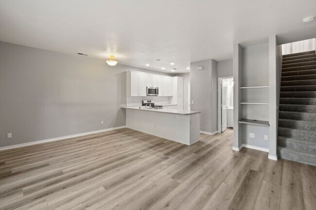 Foto del edificio - JUST REMODELED 2 bedroom/2 car garage with...