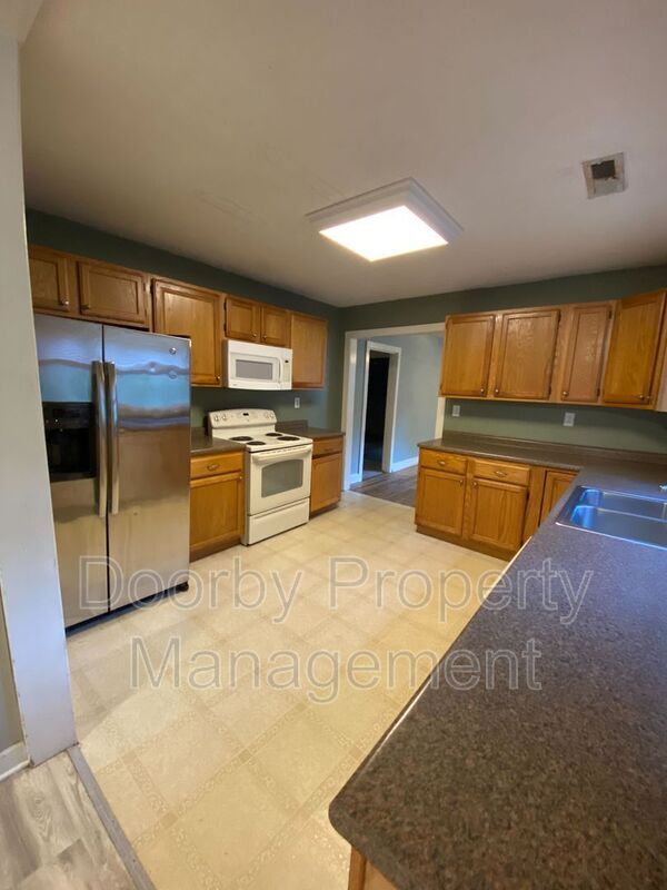 Building Photo - 627 Lupton Dr