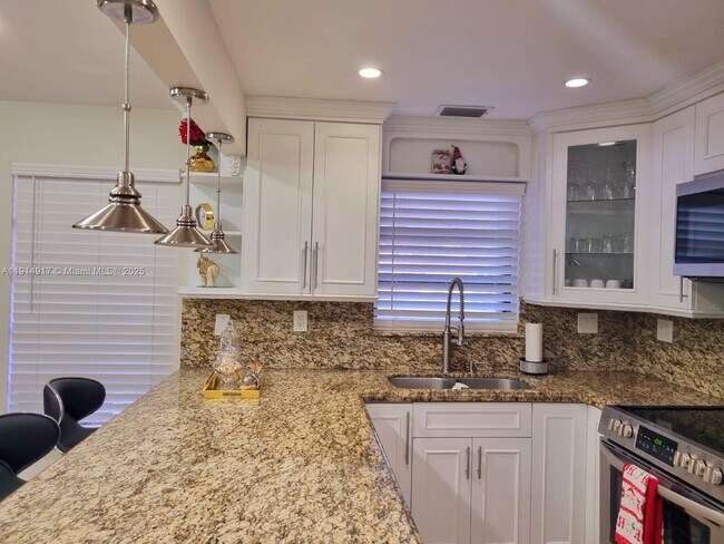 Foto del edificio - 6395 SW 136th Ct