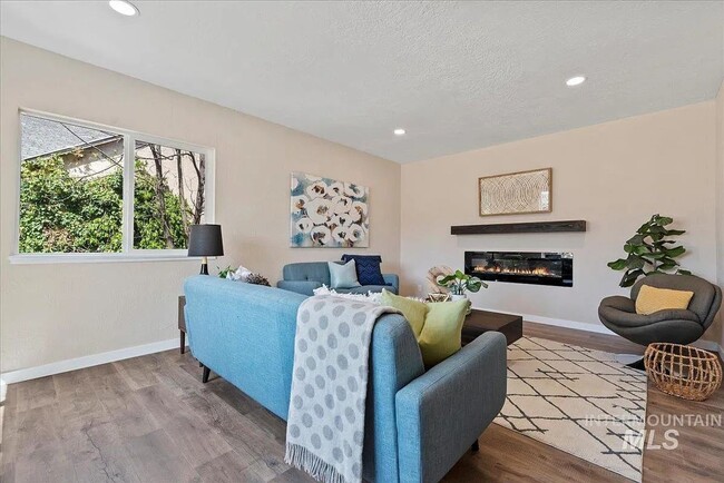 Building Photo - Renovated Nampa Home