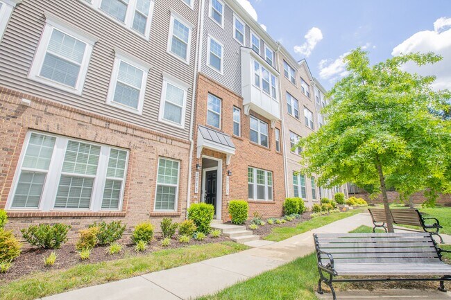 Building Photo - Beautiful 2 BR/2.5 BA Townhome in Hyattsvi...