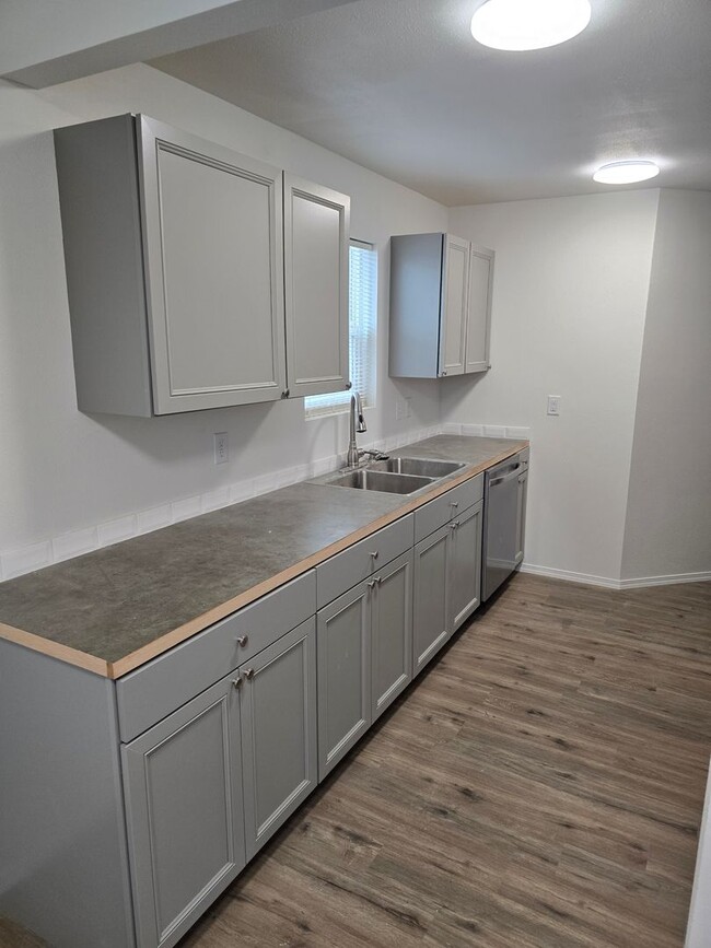 Building Photo - 2 Bedroom with Bonus Room off Barger
