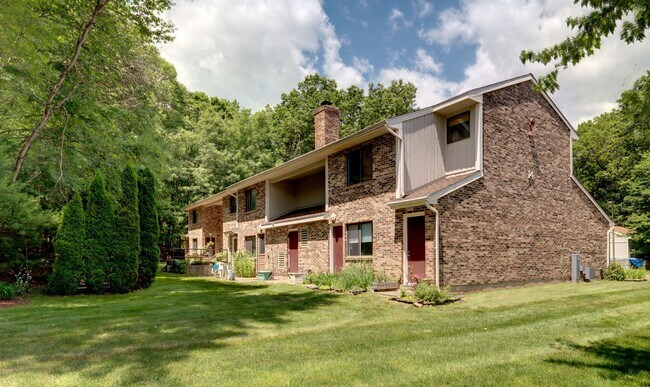 Foto del edificio - 12 Wolf Hill Rd