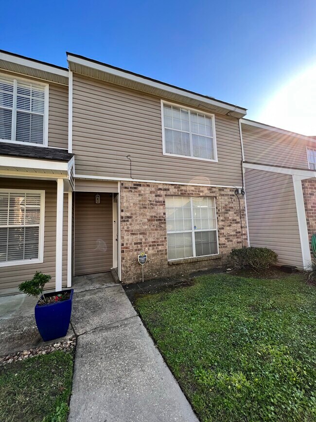Foto del edificio - 6212 Stumberg Ln