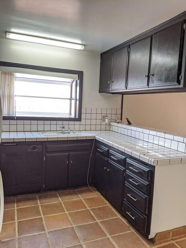 Foto del edificio - 4 BEDROOM 2 BATH ON CUL-DE-SAC AND LARGE YARD!