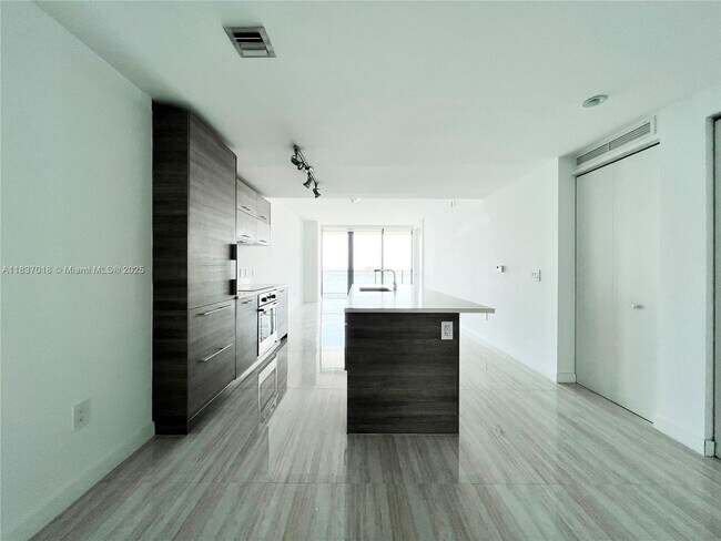 Foto del edificio - 650 NE 32nd St