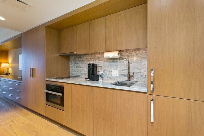 Foto del edificio - Highly Desirable STUDIO/1-Bath unit Long-T...