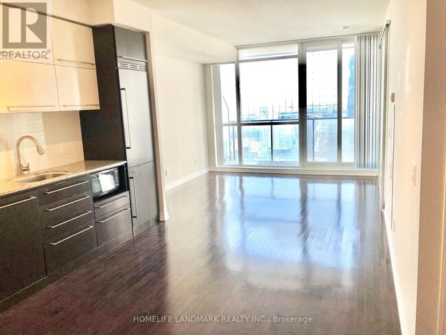 Photo du bâtiment - 770-PH770 Bay St.