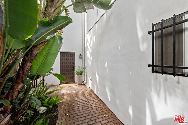 Foto del edificio - 29221 Heathercliff Rd