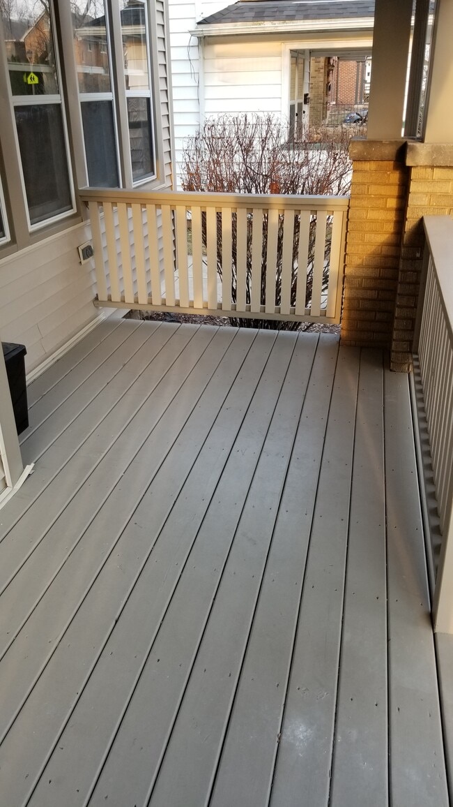 Large front porch. - 1522 E Marion St