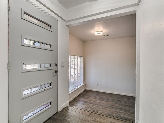 Building Photo - 816 S Santa Fe Dr