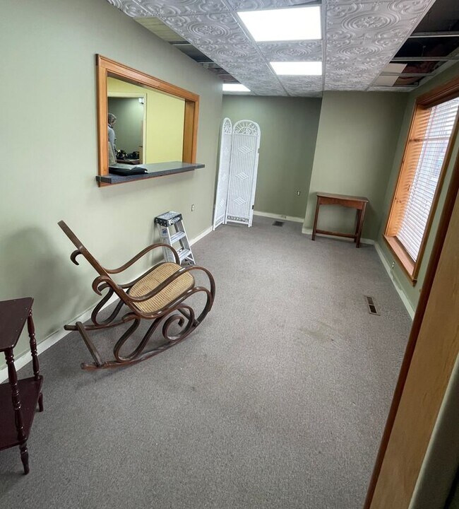 Foto del edificio - 122 E Main St