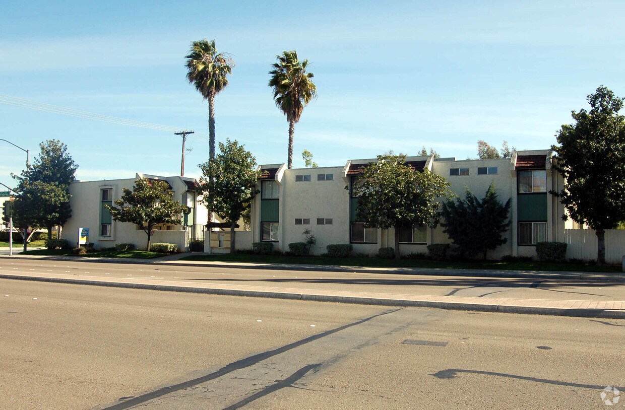 Building Photo - Broadway Garden Apartment