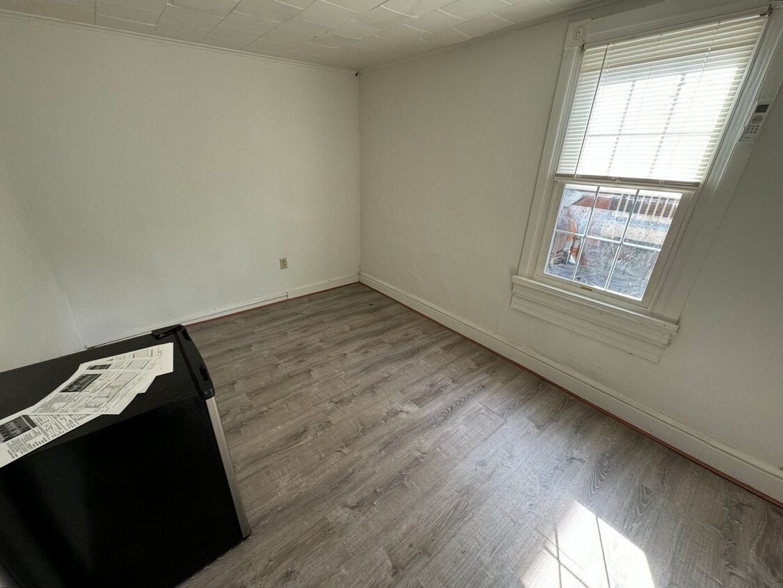 Building Photo - Second-Floor Studio - Weekly Rent