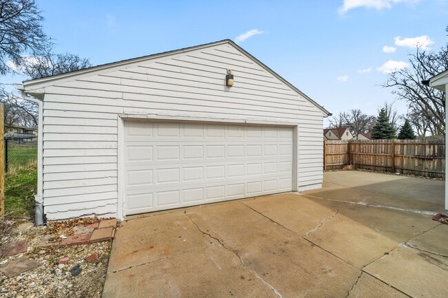 Building Photo - 2312 Valley High Dr