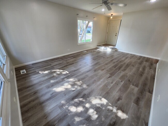 Building Photo - 547 Alton Ct