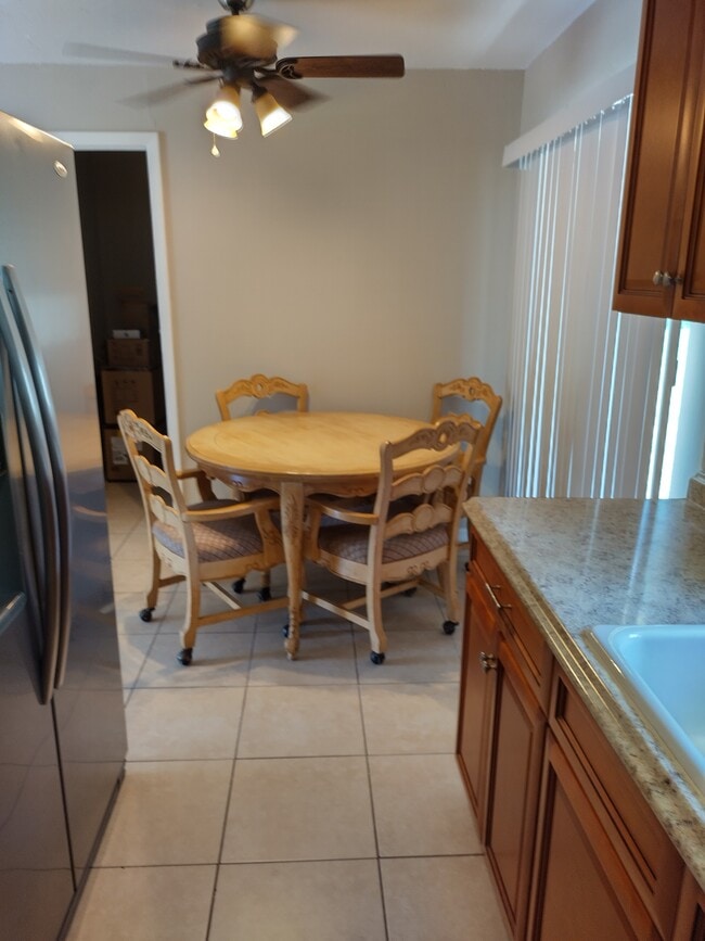 dinette area - 25 Crescent Lake Dr