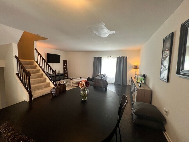 Building Photo - Lovely 3 BR/2.5 BA Townhome in Montgomery ...