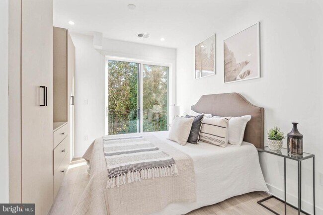 Foto del edificio - 212 Varnum Street Northwest, Unit Three