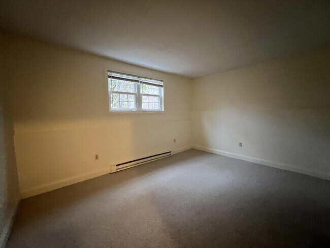Building Photo - 2 bed unit with balcony in beautiful Amesb...