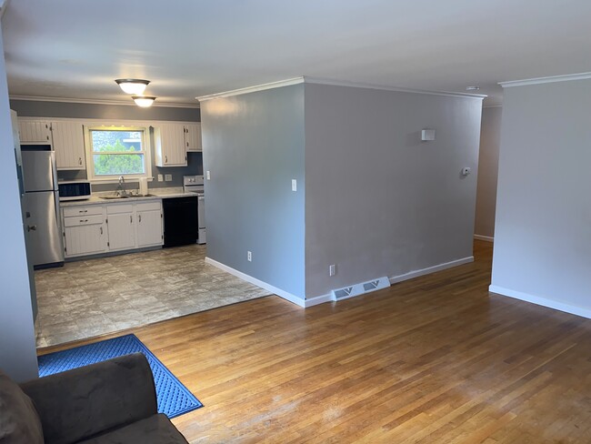 Walk in / Kitchen / Living Room - 325 Watts St