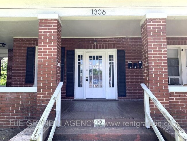 Foto del edificio - 1306 Patterson Ave SW