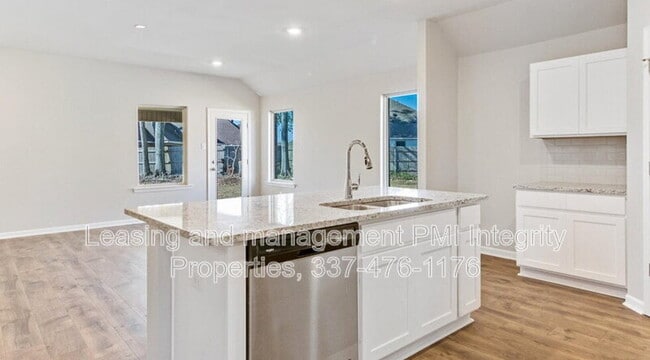 Foto del edificio - 136 Romain Picard Dr