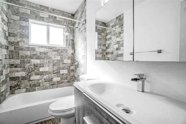 Foto del edificio - 21230 NE 24th Ct