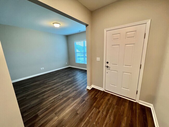 Foto del edificio - Like New 4 Bedroom Home w/ 2 Car Garage