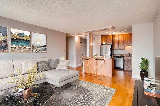 Building Photo - 450 W Briar Pl