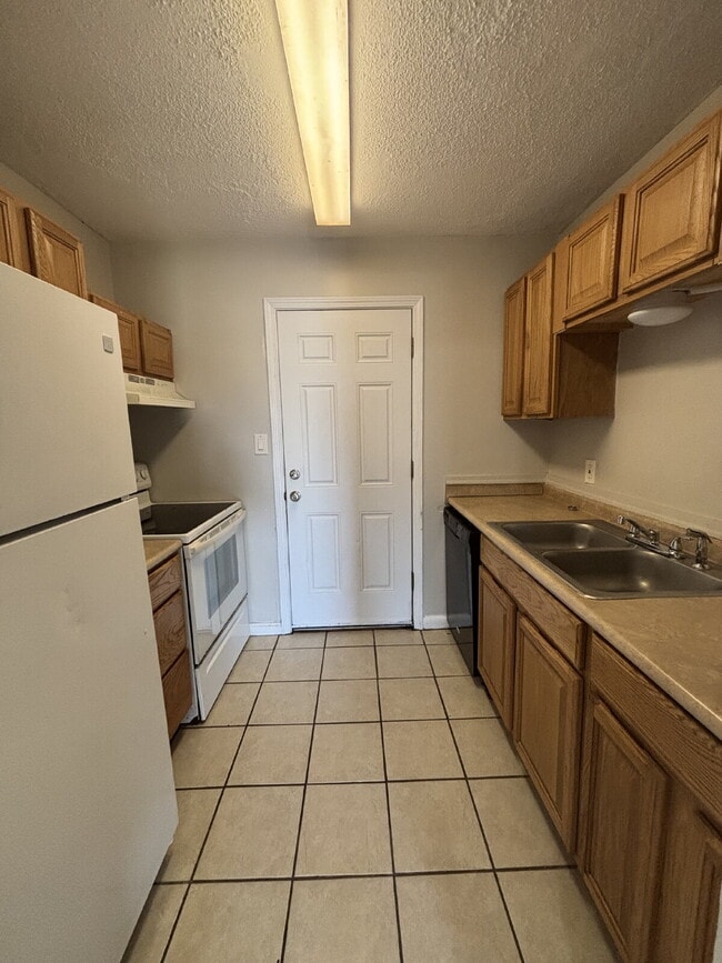 Building Photo - "Charming 2-Bedroom Retreat in Panama City...