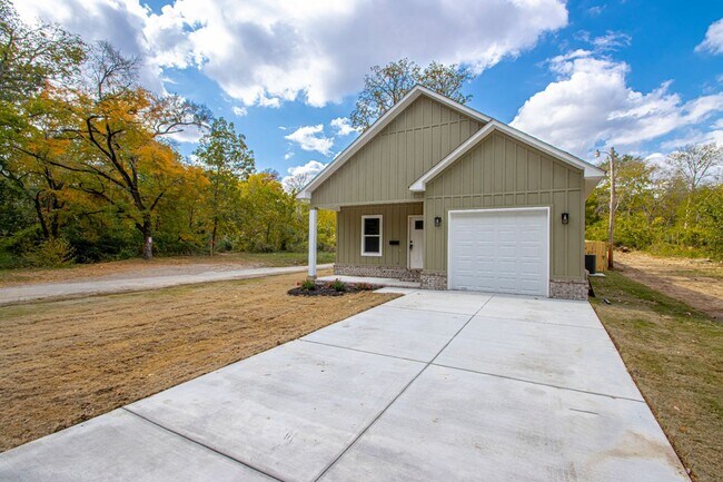 Building Photo - Move-In Ready New Construction Near Downtown & Hospitals!