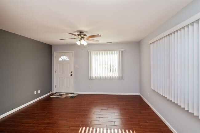 Building Photo - 3 bedroom / 1 bathroom Home for rent in Ho...