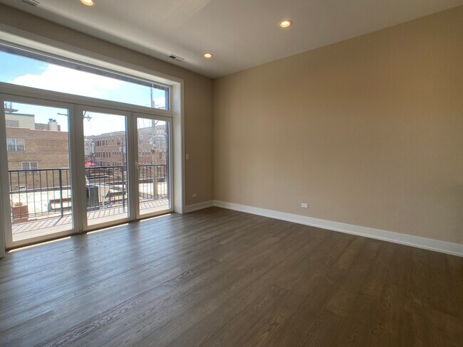 Foto del edificio - 1741 N Western Ave