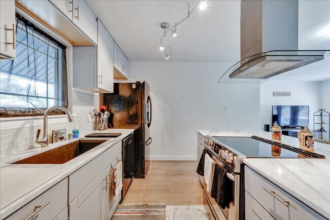 Foto del edificio - 8001 Briarwood Ln