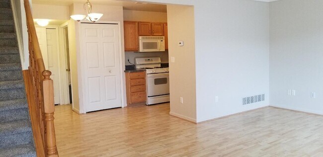 Foto del edificio - 2 Bedroom, 1.5 Bath Townhouse w/ Garage & Huge Master Bedroom. Full Sized Washer & Dryer In Unit.