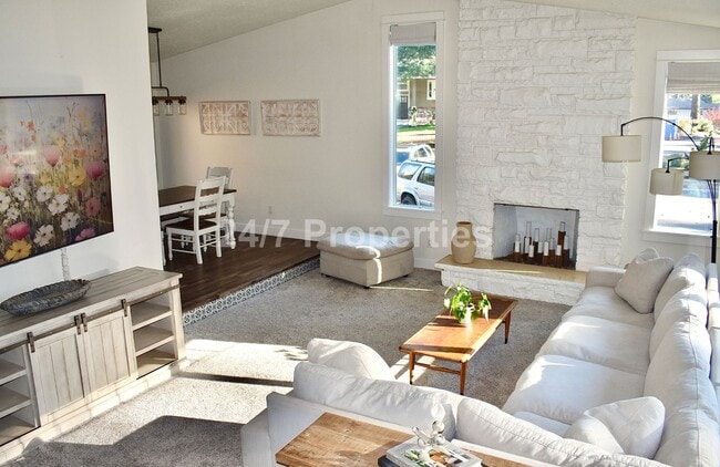 Foto del edificio - Comfortable Living with a Generous Yard in Gladstone