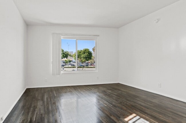 Foto del edificio - 10910 Santa Monica Blvd