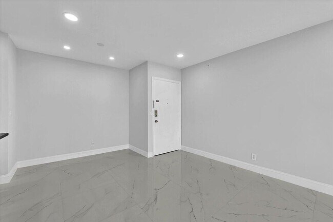 Foto del edificio - 140 Cypress Club Dr