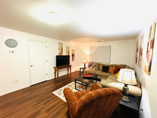 Foto del edificio - 1270 W Newlands Dr