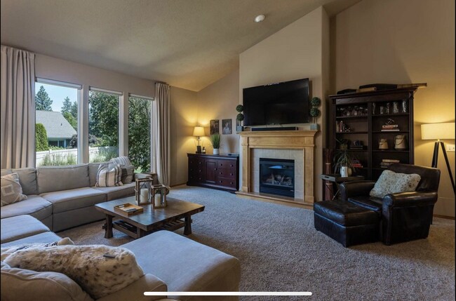 Foto del edificio - $4,500 - 4 Bed / 3 Bath Stunning Single Family Home in South Hill