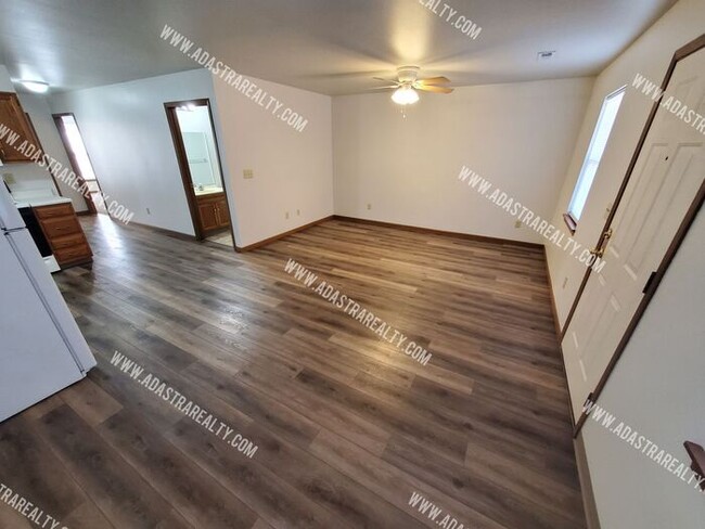 Building Photo - Affordable 2 Bedroom/2 Bath in Raymore-Ava...