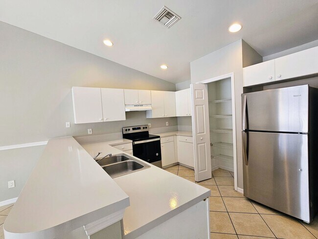Building Photo - Well-maintained 3BR & 2BA w/1- car garage attached Duplex