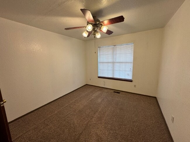 Building Photo - 2 bed one bath duplex in Mustang, convenie...