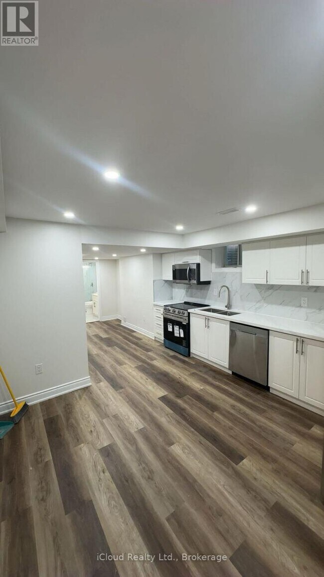 Photo du bâtiment - 933 Whewell Trail