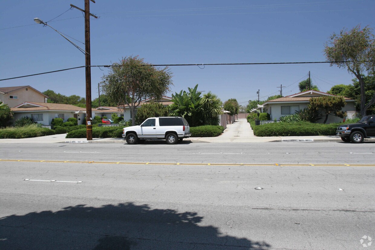 Primary Photo - 9817-9833 Foster Rd