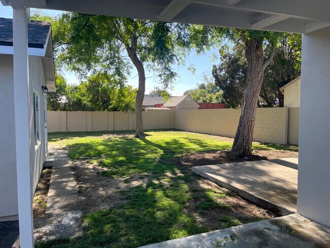 Gran patio trasero cerrado con sombra - 5457 Beck Ave