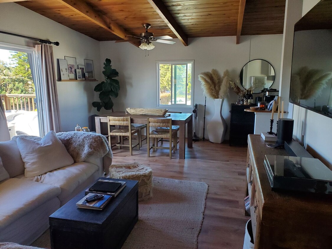 Primary Photo - Walk to the Beach! Large 2 Bedroom/1 Bath