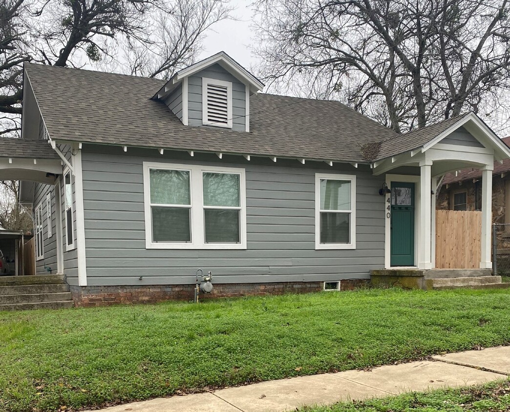 Primary Photo - Cute house near downtown entertainment